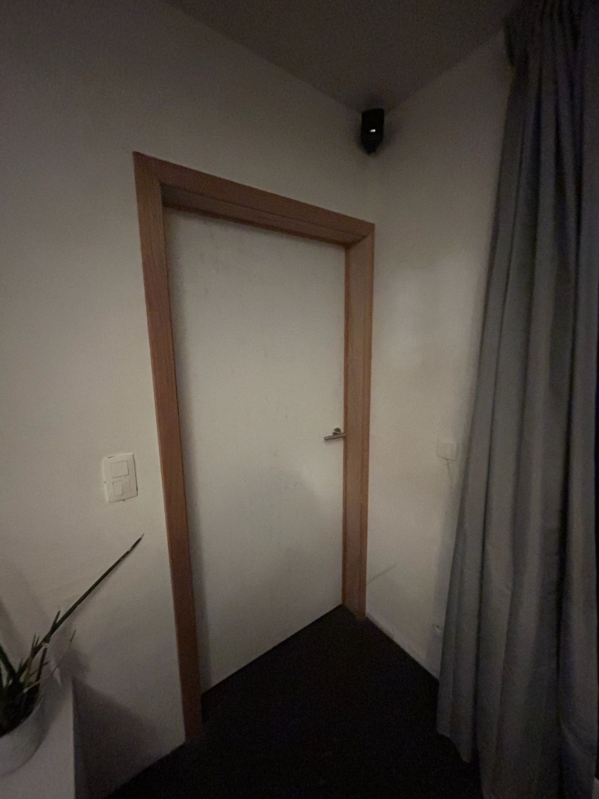Witte binnendeur met houten omlijsting in een slaapkamer van een woning in Lendelede.