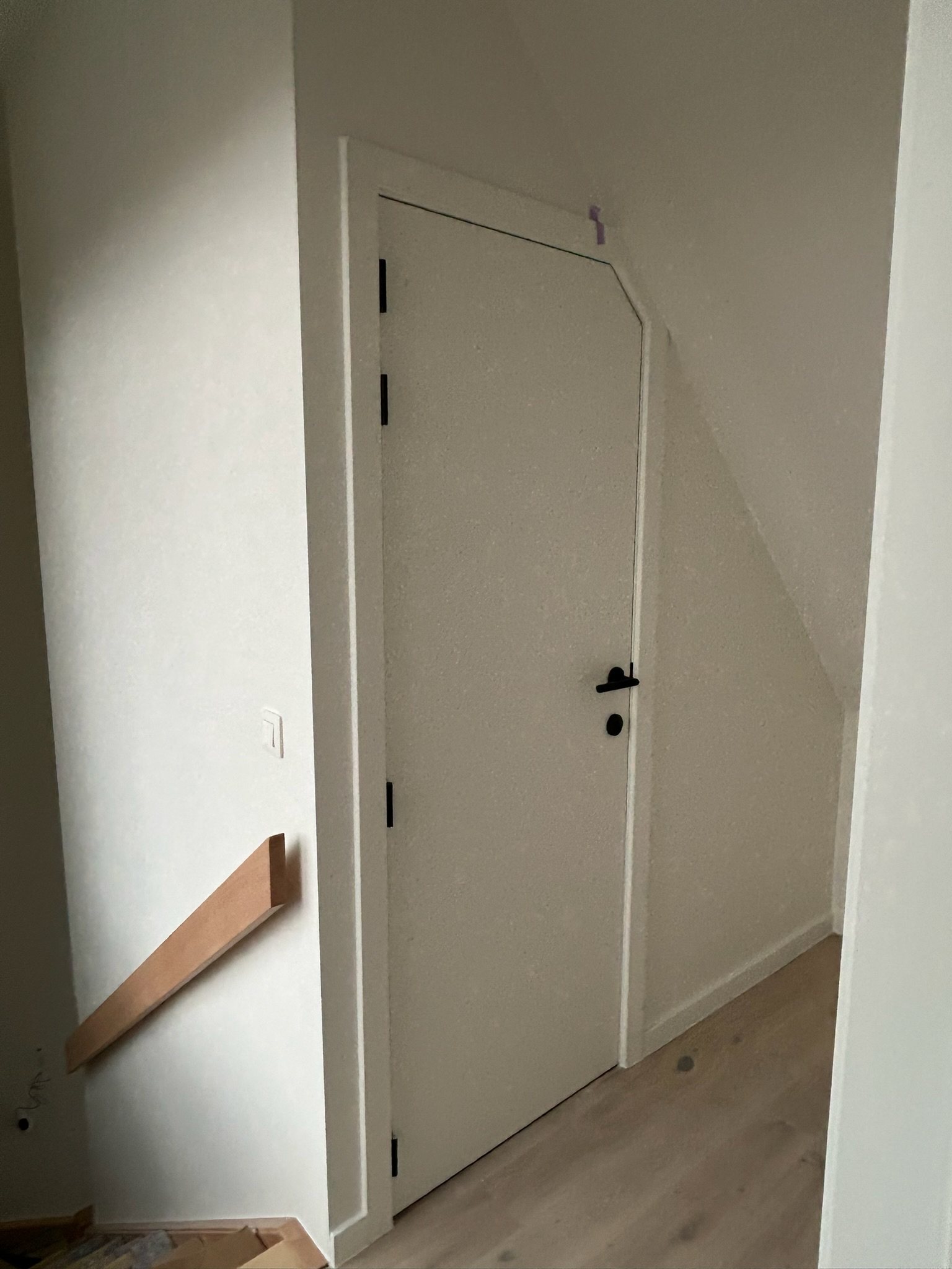Binnendeur op maat onder een schuine wand
