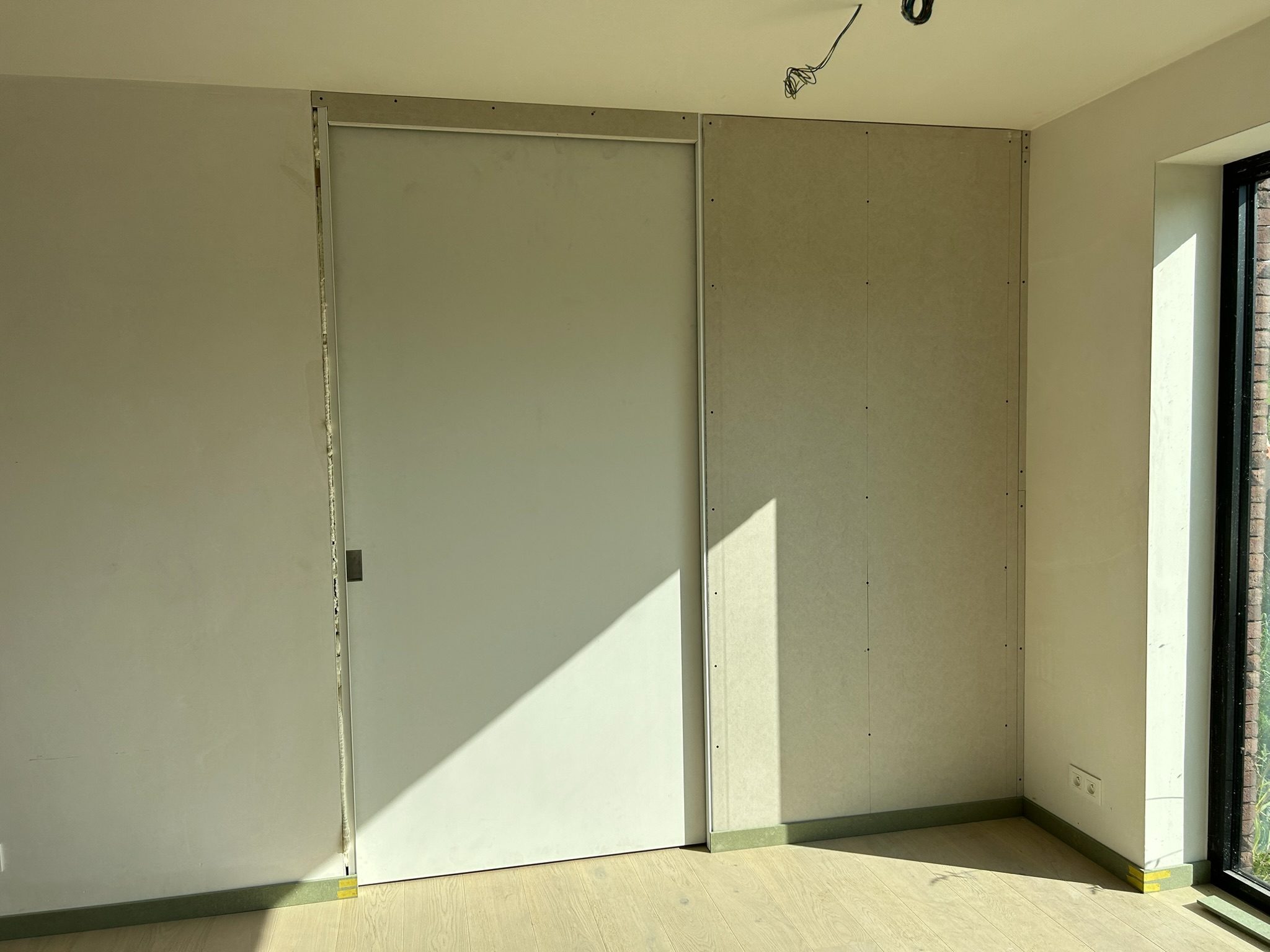 Nieuwe witte binnendeuren in een leefruimte in Wambeek
