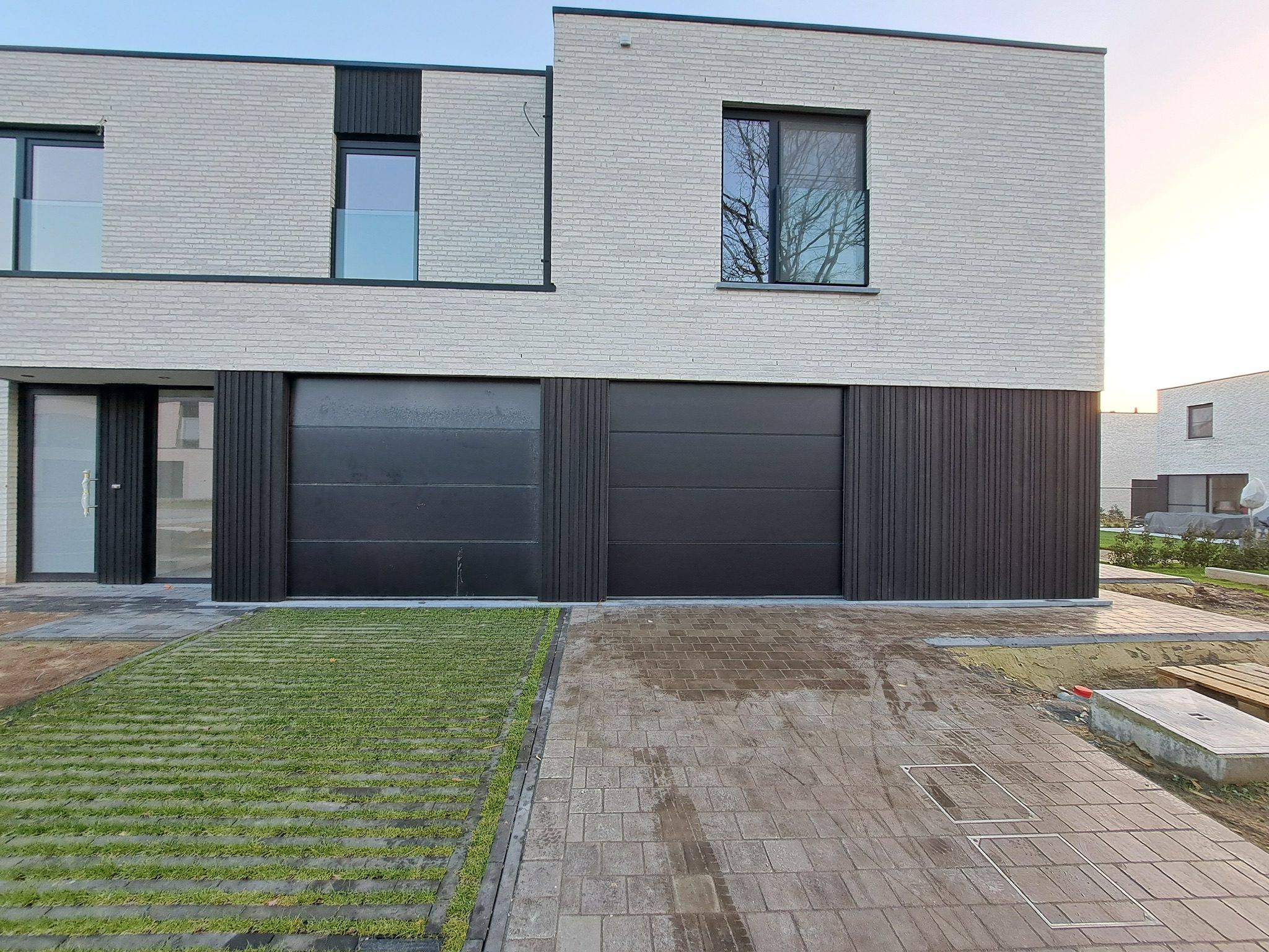 Donkere houten gevelbekleding aan een rijwoning in Lokeren