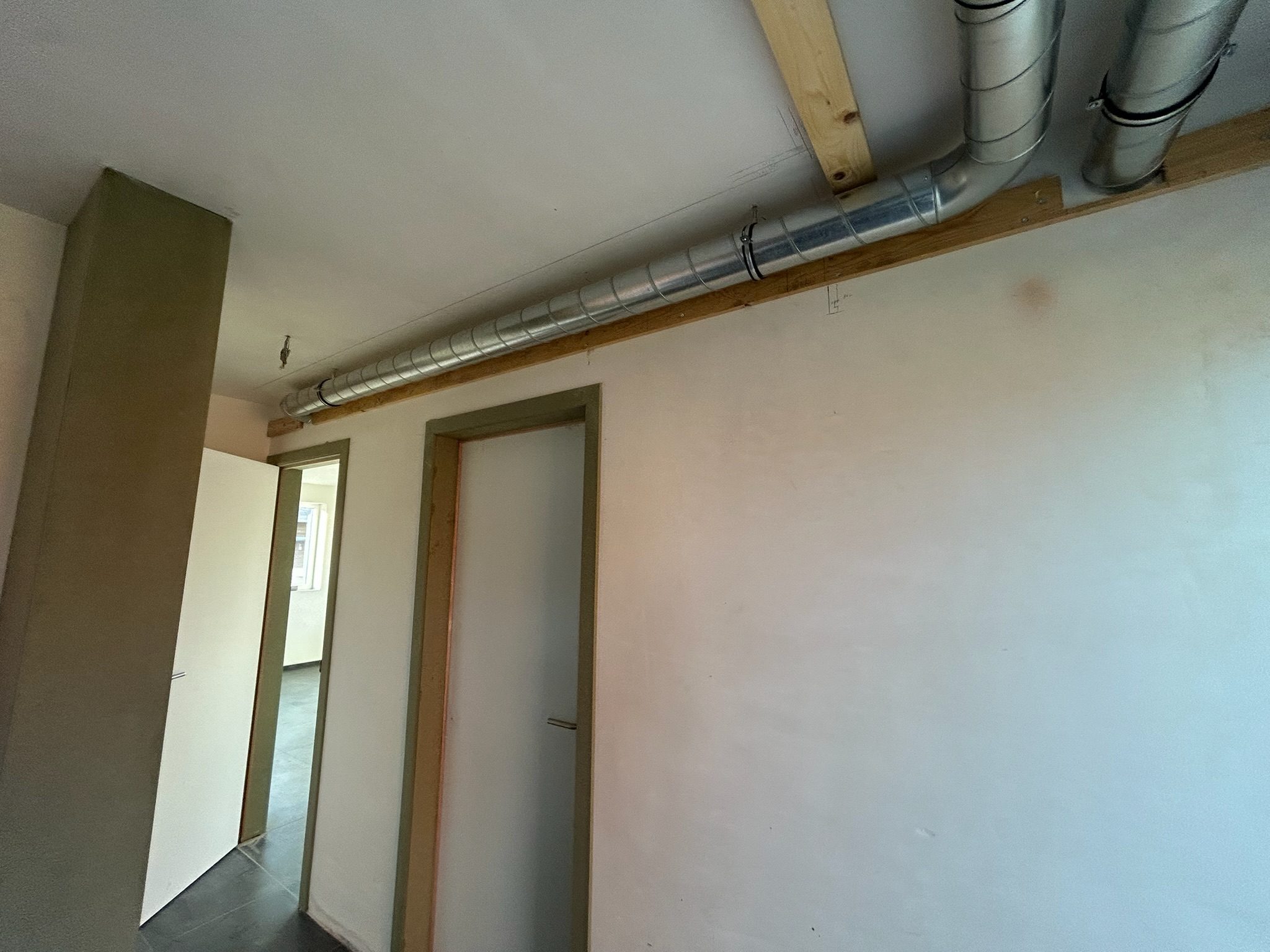 Gyprocplafond met verlaagde kader in een inkomhal in Hille