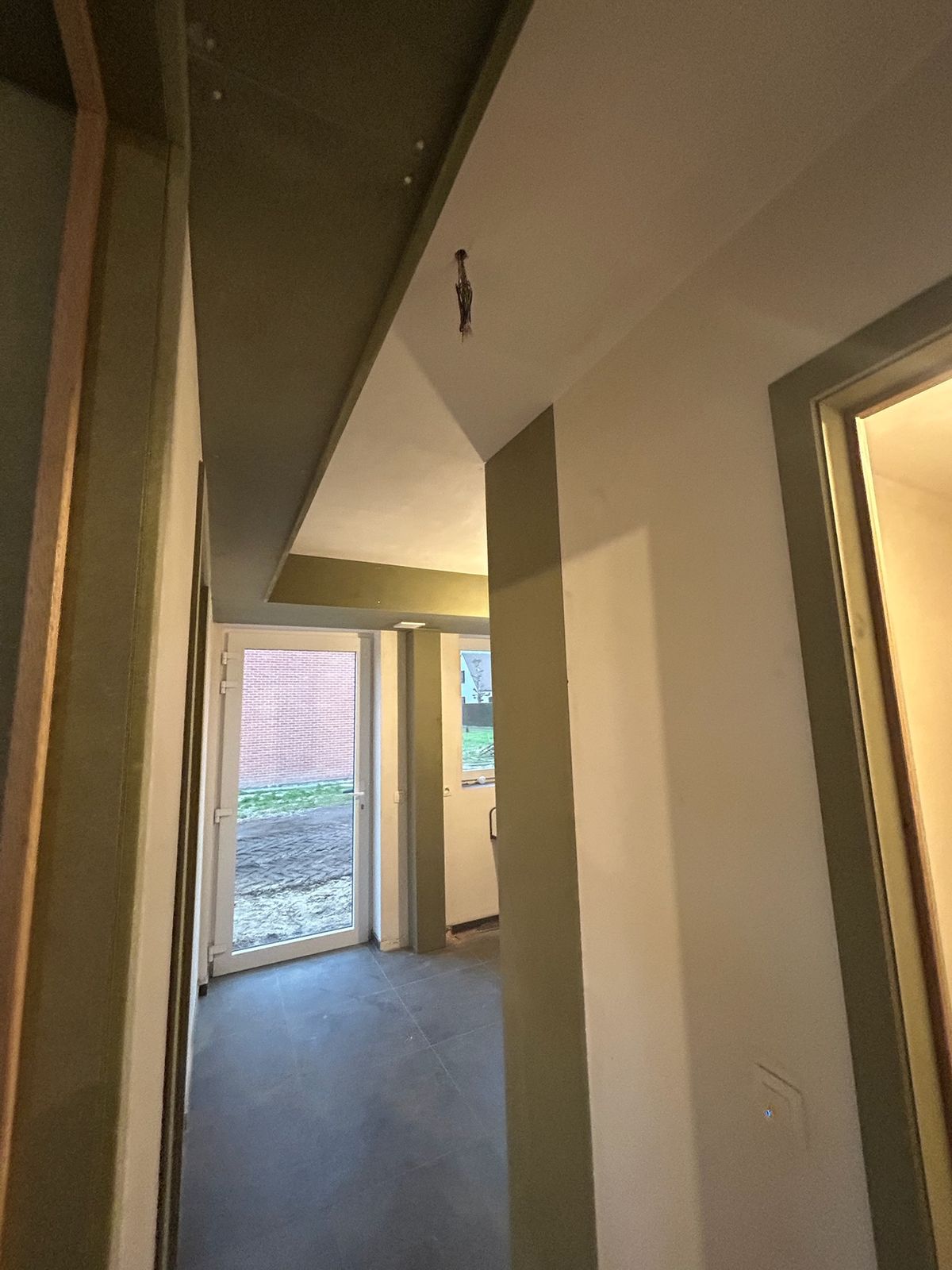 Gang met gyproc wanden en deuropeningen klaar voor binnendeuren in Hille.