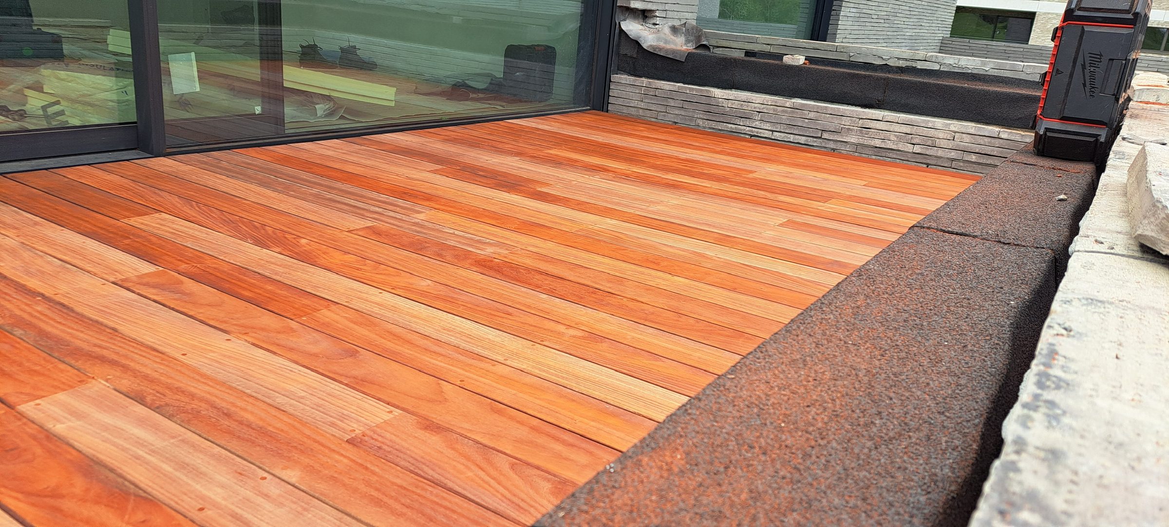 Hardhouten terras langs schuiframen in Sterrebeek
