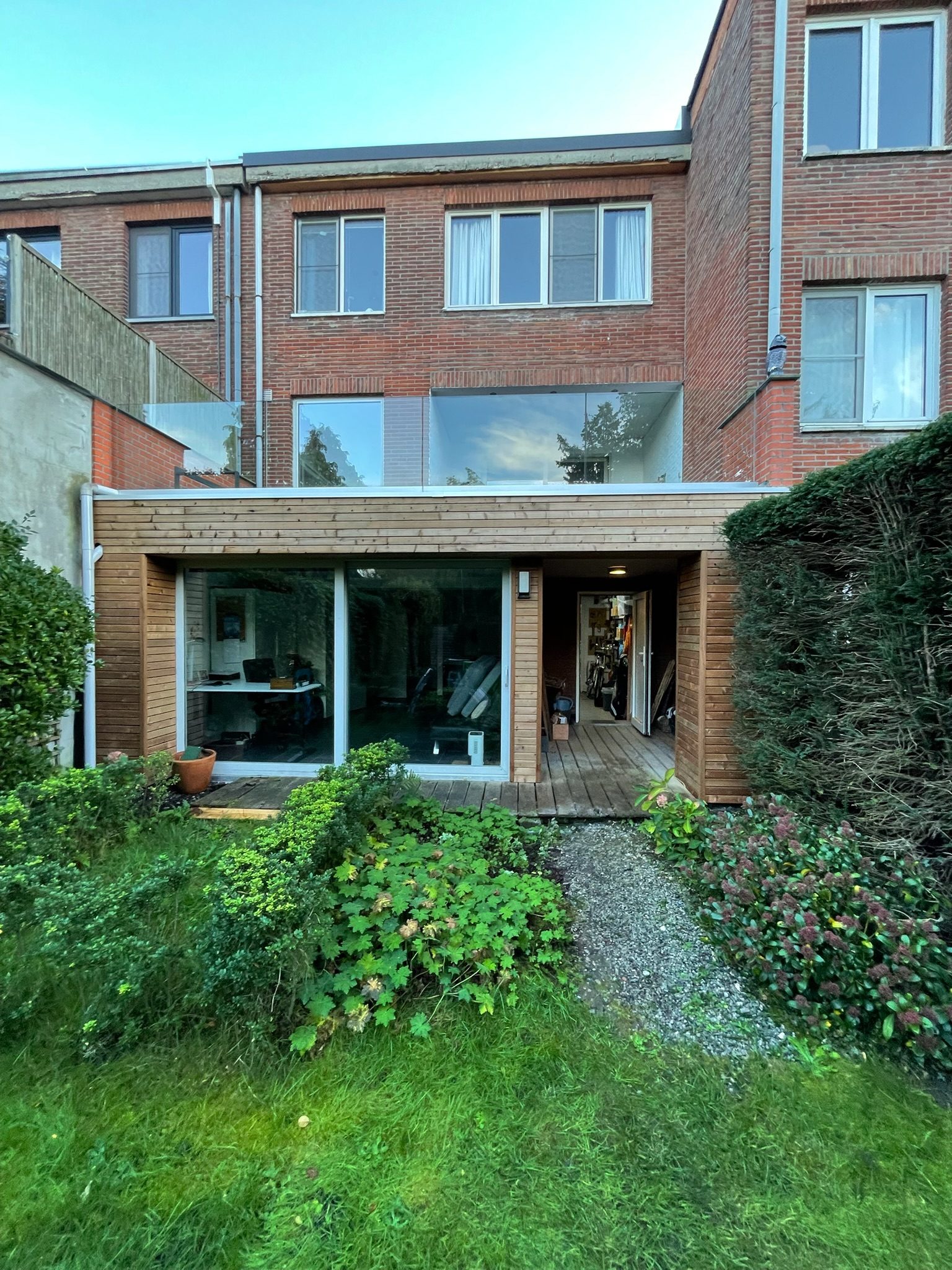 Achtergevel met houten bekleding en terras