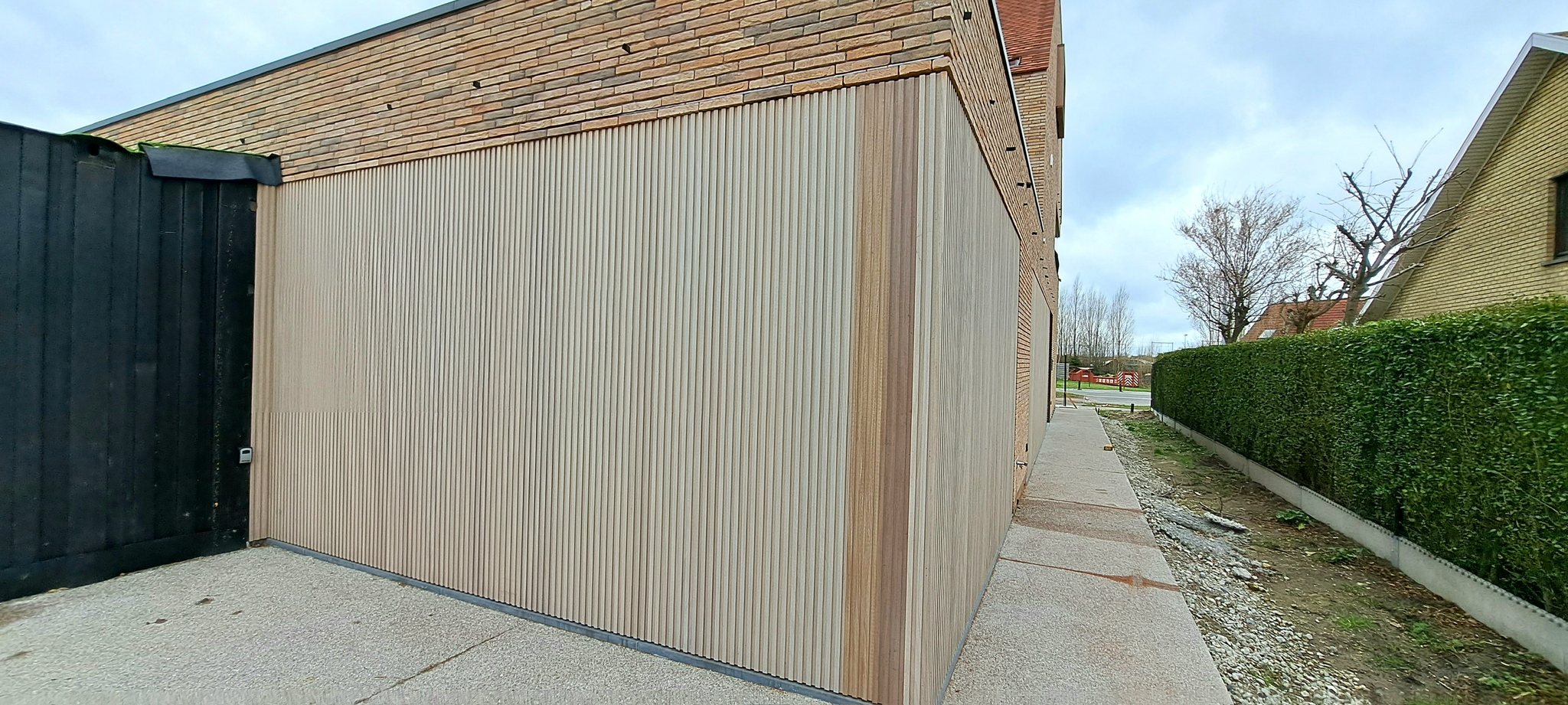 Houten gevelbekleding aan de tuinzijde van een nieuwbouw in Zeebrugge