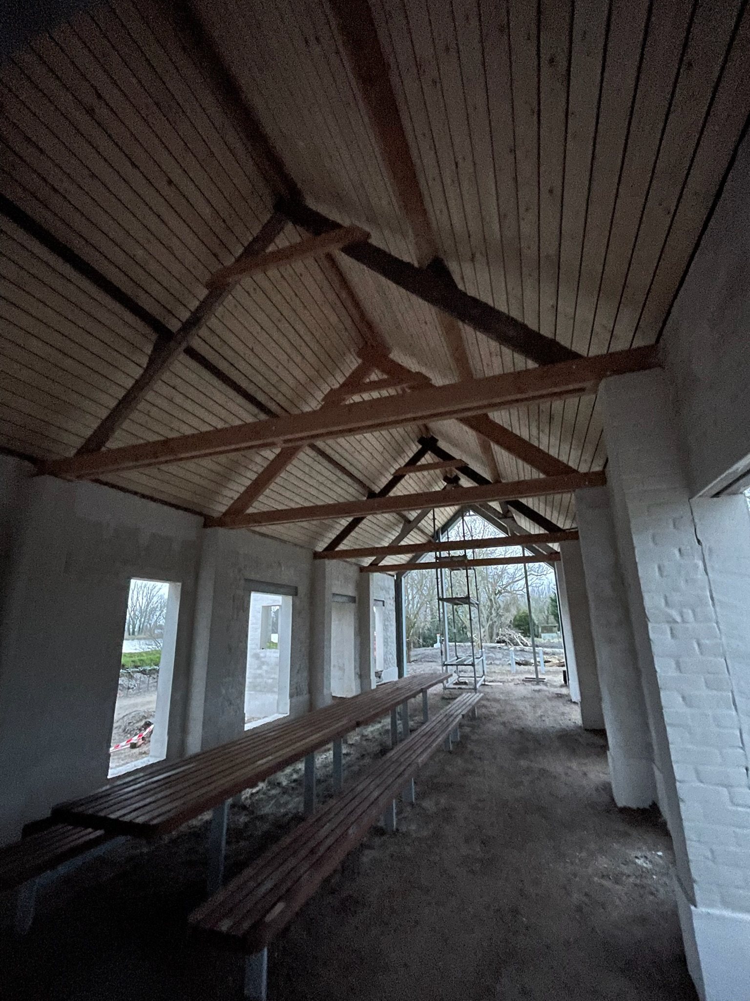 Houten plafond met zichtbare spanten in een gerenoveerde schuur in Eernegem