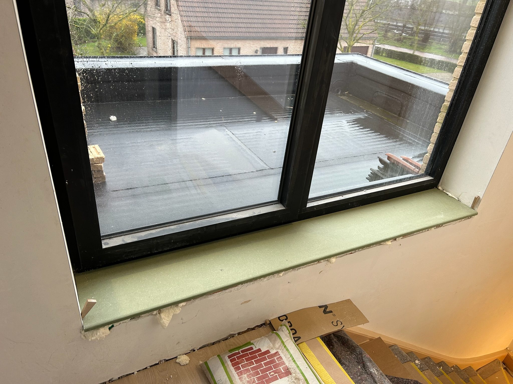 Laminaatvloer en raamafwerking in een nieuwbouw in De Pinte