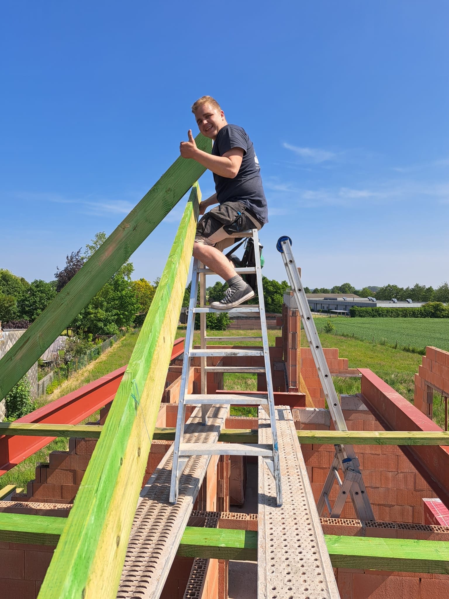 Thomas Lassuyt op de werf bij het plaatsen van een dakstructuur