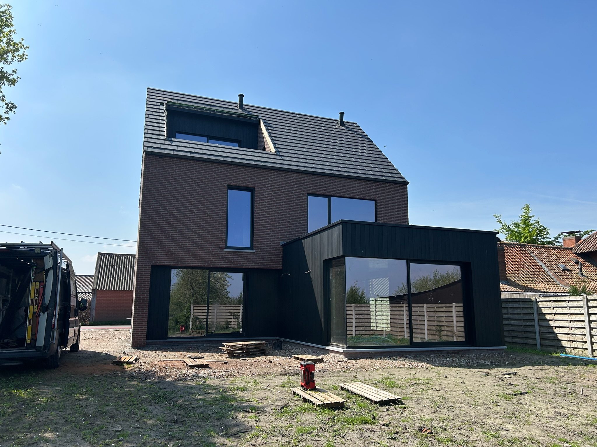 Woning met zwarte houten gevelbekleding aan de achtergevel in Maldegem