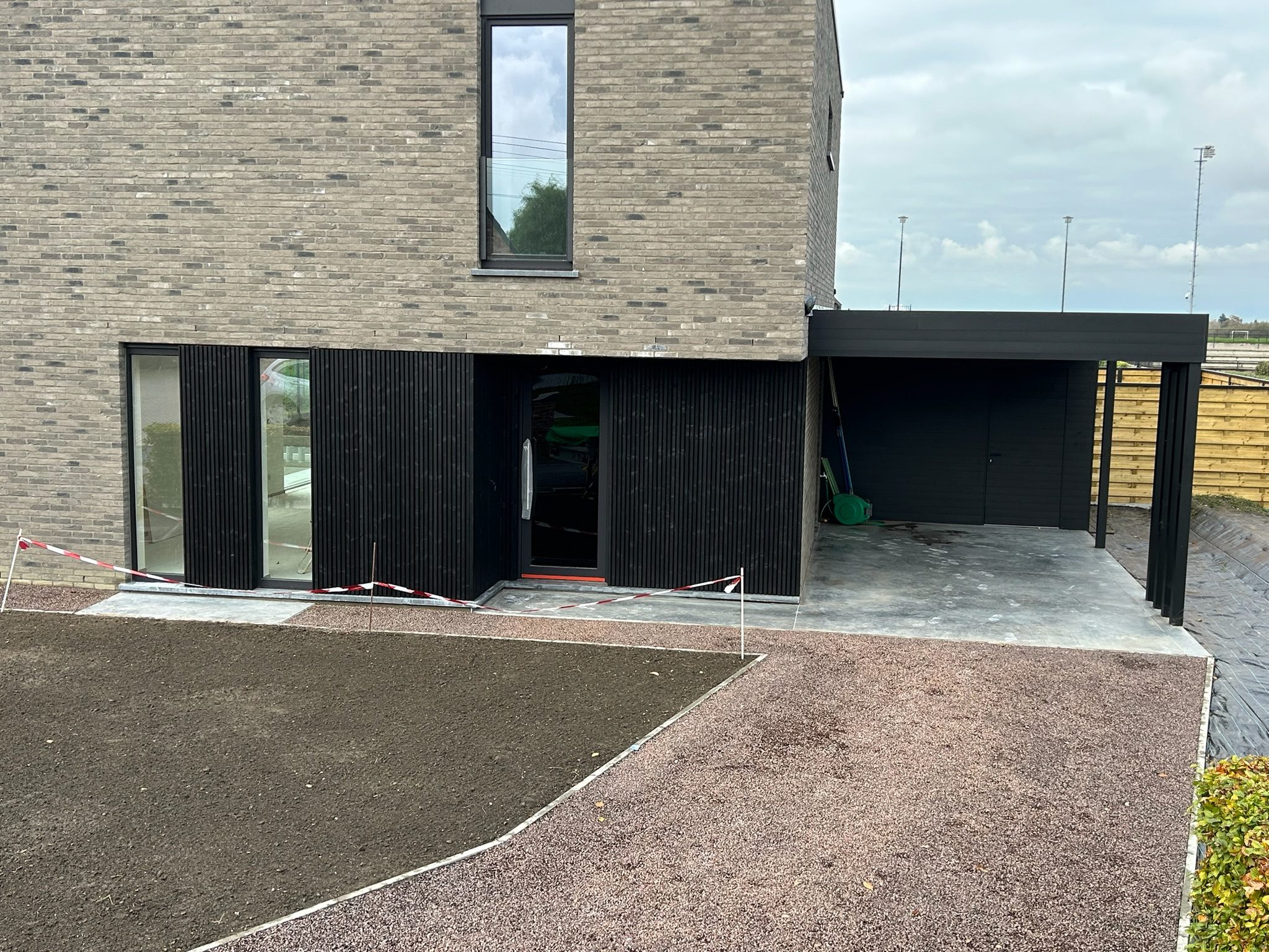 Zwarte houten gevelbekleding op de benedenverdieping in Wijnendale